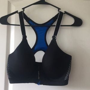 Racer back sports bra with underwire. Zip detail